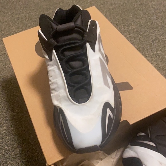 Yeezy 700 MNVN blue tint size US 4.5 - Picture 4 of 16